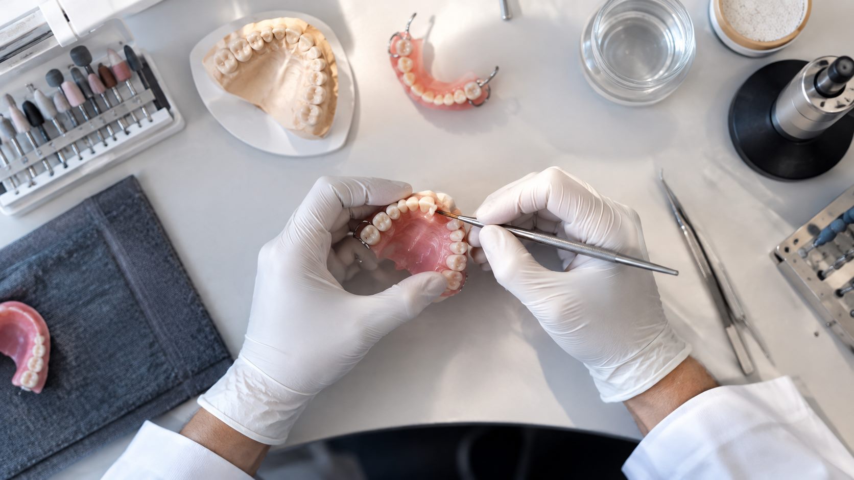 Proth&eacute;siste dentaire retouchant une proth&egrave;se amovible au laboratoire MAS DENTAL